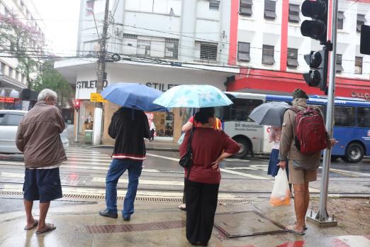 pessoas de guarda chuva #paratodosverem