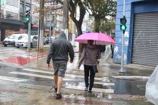 pessoas de guarda chuva #paratodosverem