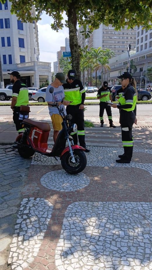 ciclista abordado por agentes da CET #paratodosverem 