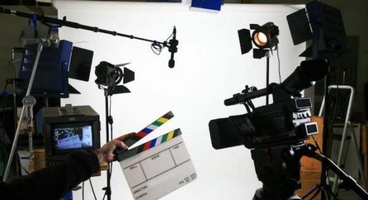 set de cinema com objetos usados em gravações #paratodosverem 