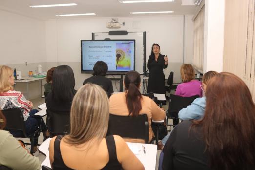 profissionais acompanham palestra #paratodosverem