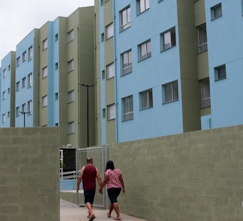 pessoas entrando em conjunto habitacional #paratodosverem 