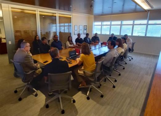 pessoas reunidas na mesa na solenidade #paratodosverem