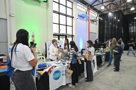 pessoas olhando produtos #paratodosverem 