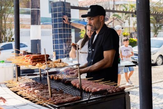 Ambulante fazendo churrasco na rua #paratodosverem