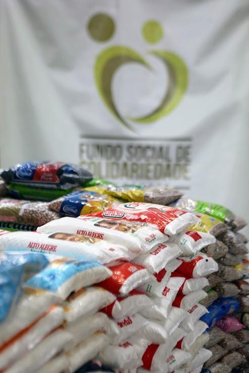 alimentos no fundo social #paratodosverem 