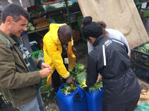 técnicos colocam verduras em tonéis #pracegover 