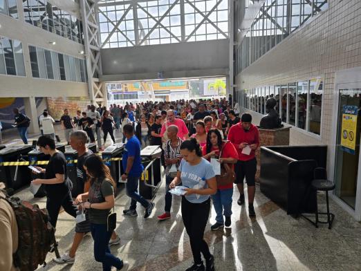 pessoas chegam em universidade para concurso #paratodosverem 
