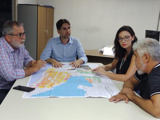 Pessoas em reunião com mapa de Santos #paratodosverem 