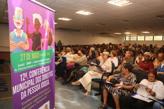 pessoas em auditório durante a conferência #paratodosverem 
