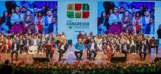 pessoas na abertura do congresso #paratodosverem 