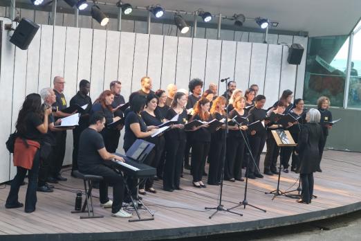 coral em apresentação #paratodosverem