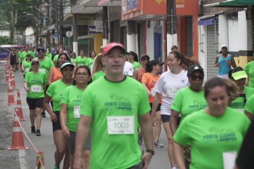 pessoas correndo no centro #paratodosverem