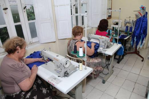 mulheres costurando #paratodosverem 