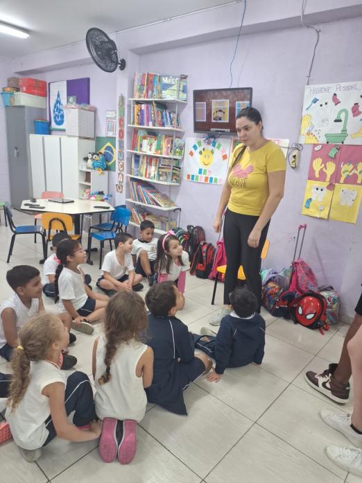 professora dá aula para alunos #paratodosverem 