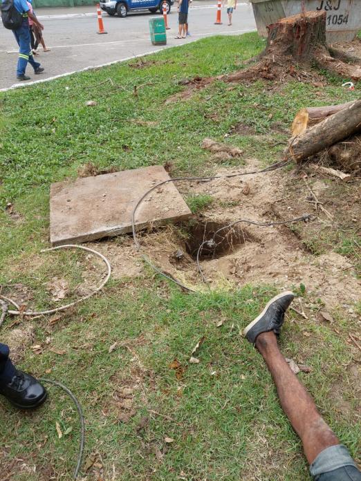 Foto de gramado na praça com buraco onde foram arrancados os fios. #paratodosverem