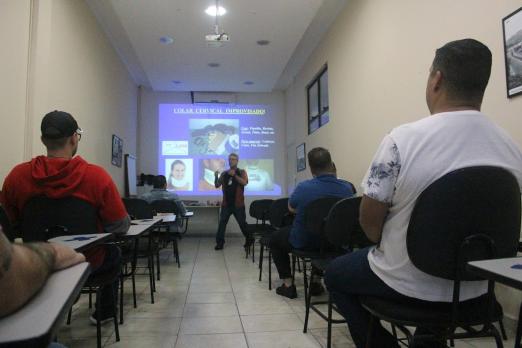 alunos durante o curso #paratodosverem 