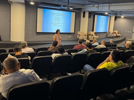 pessoas acompanhando o curso #paratodosverem 