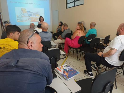 pessoas acompanhando o curso #paratodosverem 