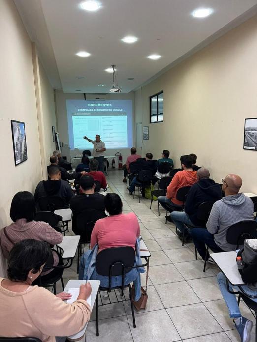 pessoas na sala de aula do curso #paratodosverem 