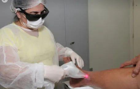enfermeira usa laser em curativo #paratodosverem 