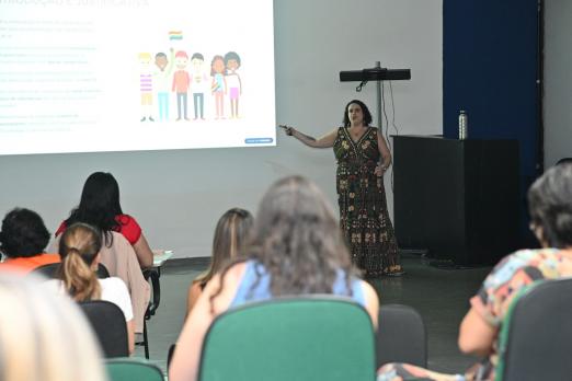 mulher fala para pessoas no auditório #paratodosverem