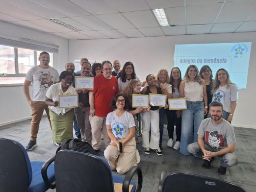 pessoas segurando certificados #paratodosverem