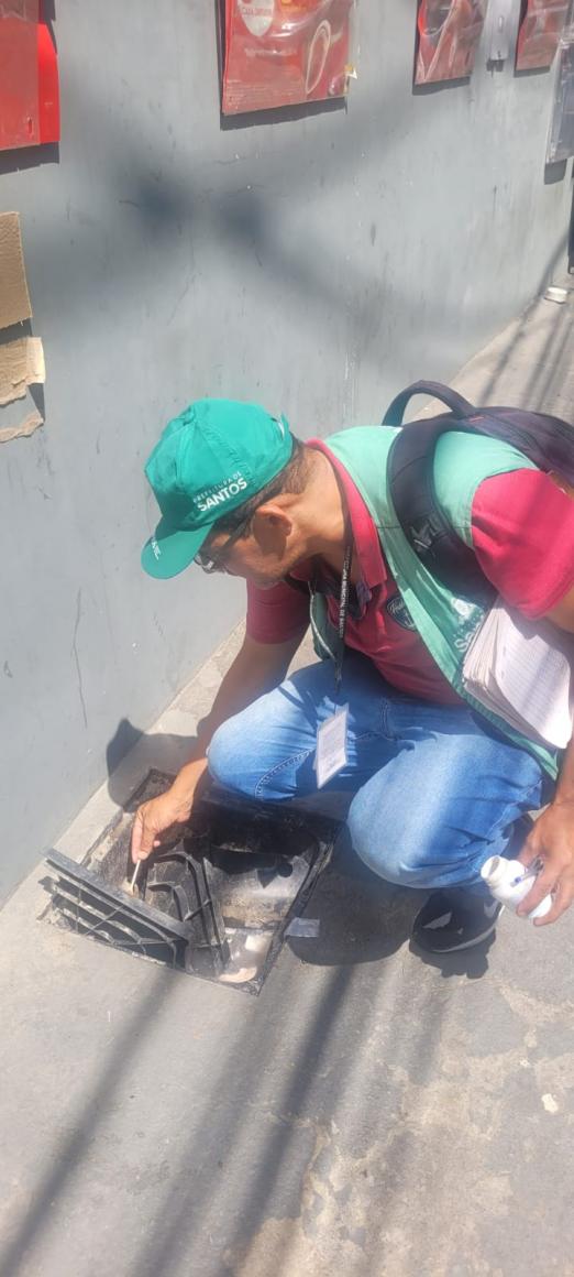 agente mexendo em ralo #paratodosverem