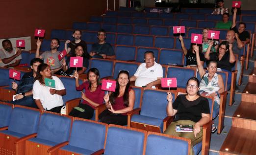 servidores seguram placas com v e f #paratodosverem