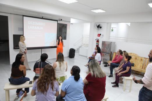 Imagem da palestra sobre Dezembro Laranja. #Paratodosverem.