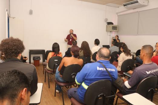 pessoas assistem a palestra #paratodosverem