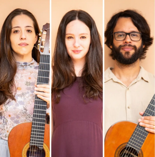 foto de três artistas #paratodosverem 