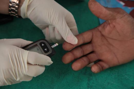mão passa por teste de glicemia #paratodosverem 