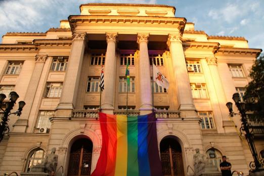 fachada da prefeitura com bandeira do arco iris #paratodosverem 