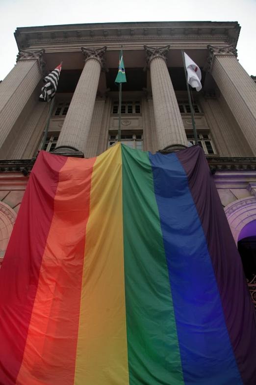 bandeira do arco-íris, símbolo lgbt na fachada da prefeitura. #paratodosverem 