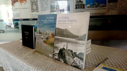 livros de exposição em mesa #pracegover 