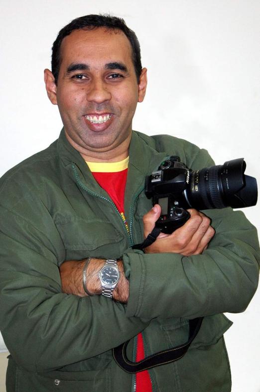 fotógrafo com a maquina em maos #paratodosverem