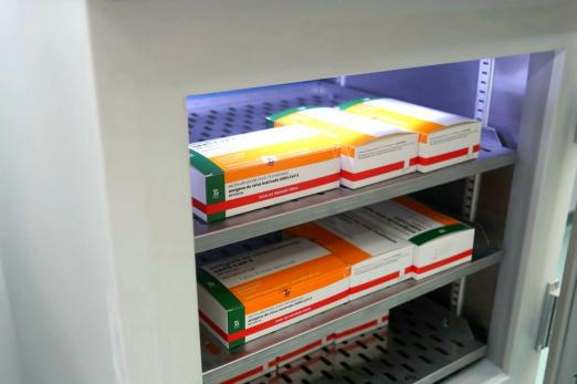 caixas de vacina na geladeira #paratodosverem 