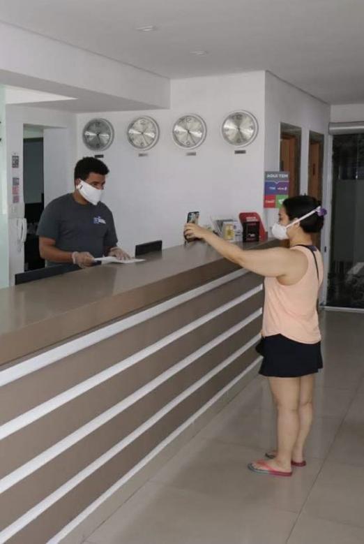 recepcionista atende mulher #paratodosverem 