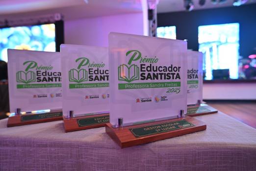 troféus do prêmio educador santista #paratodosverem 