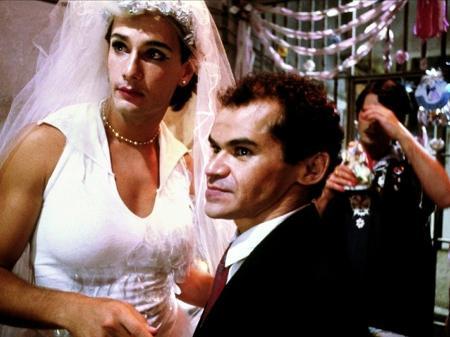 homem e travesti vestido de noiva em cena do filme #paratodosverem