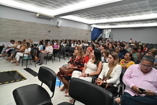 pessoas sentadas na reunião #paratodosverem 