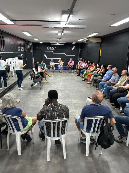 pessoas sentadas em cadeira em roda assistem palestra. #paratodosverem 