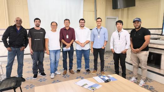 representantes das cidades reunidos em pé #paratodosverem