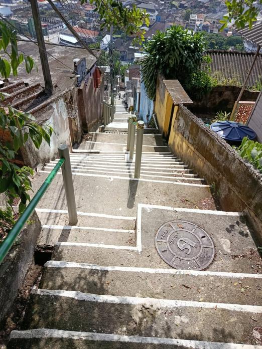 escadaria pronta em morro #paratodosverem 