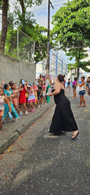 crianças desfilando com fantasias na rua #paratodosverem 