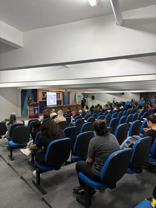 pessoas acompanhando a palestra #paratodosverem