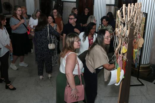 pessoas olhando a exposição #paratodosverem 