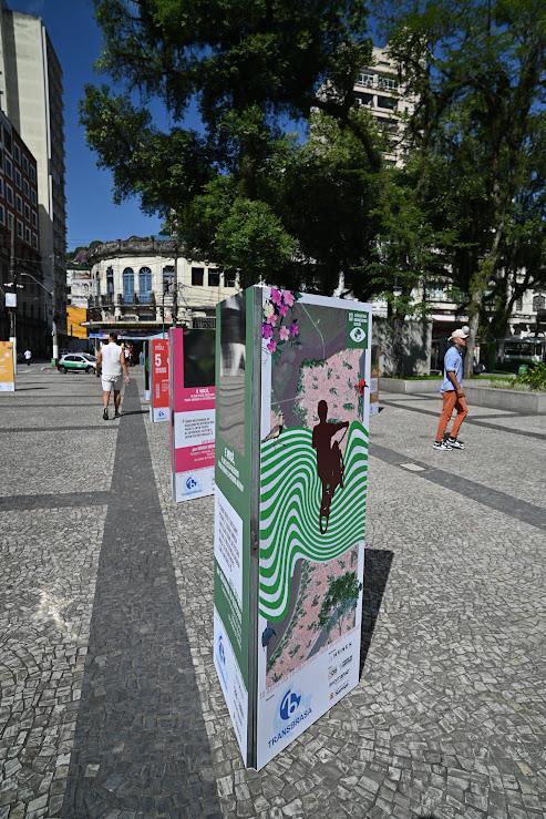 pessoas olham obras da exposição #paratodosverem 
