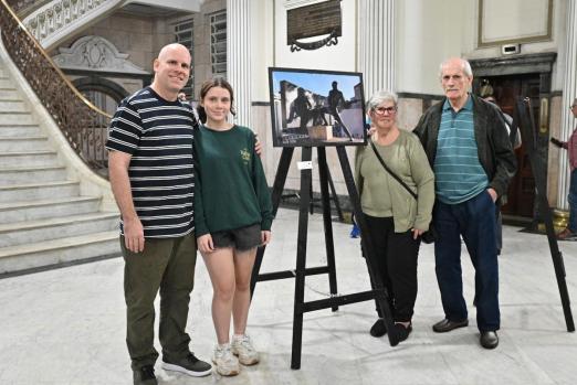 pessoas posam ao lado de fotografia #paratodosverem